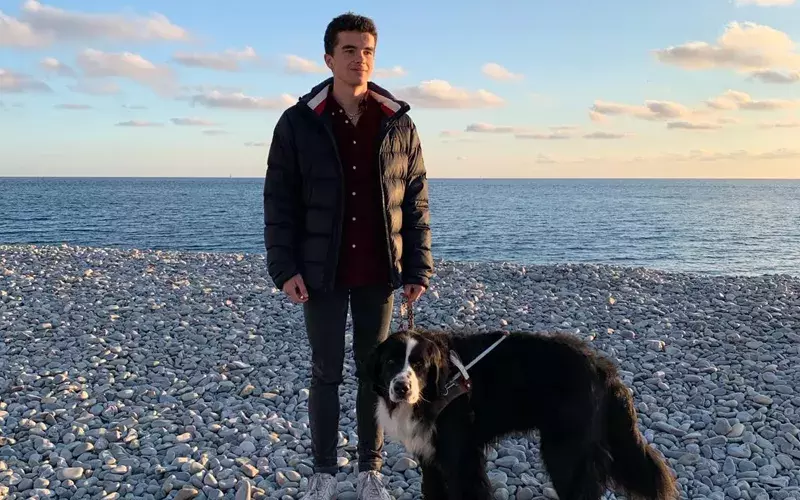 Photo de Thomas Dubois et son chien guide Jarode